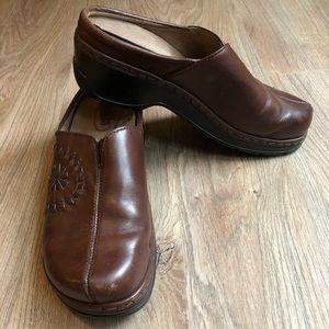 Klogs F-7 Slip-Resistant Brown Leather Mules w/ Floral Stitching Women’s US 10W